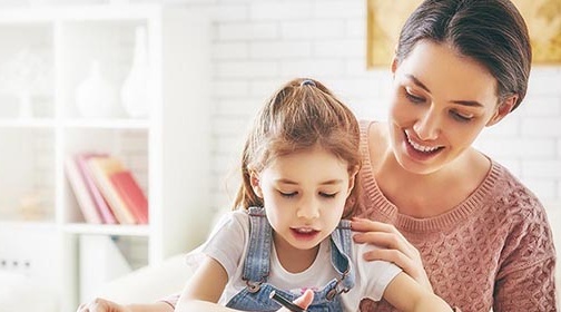 Quando é bom ou ruim ajudar os filhos com a lição de casa?