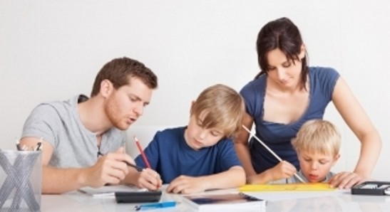 Os pais devem ajudar os filhos nas lições de casa?